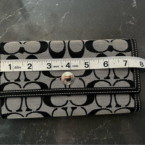 Black coach wallet, like new condition.  Please view all photos carefully. - Picture 5 of 8